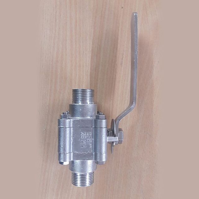Investment-cast screwed two-piece ball valve